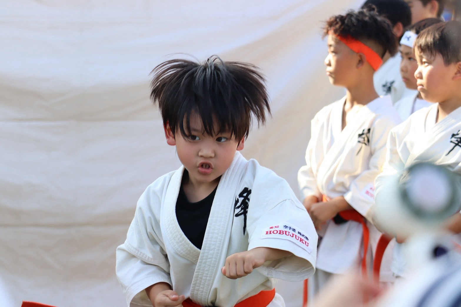1名
